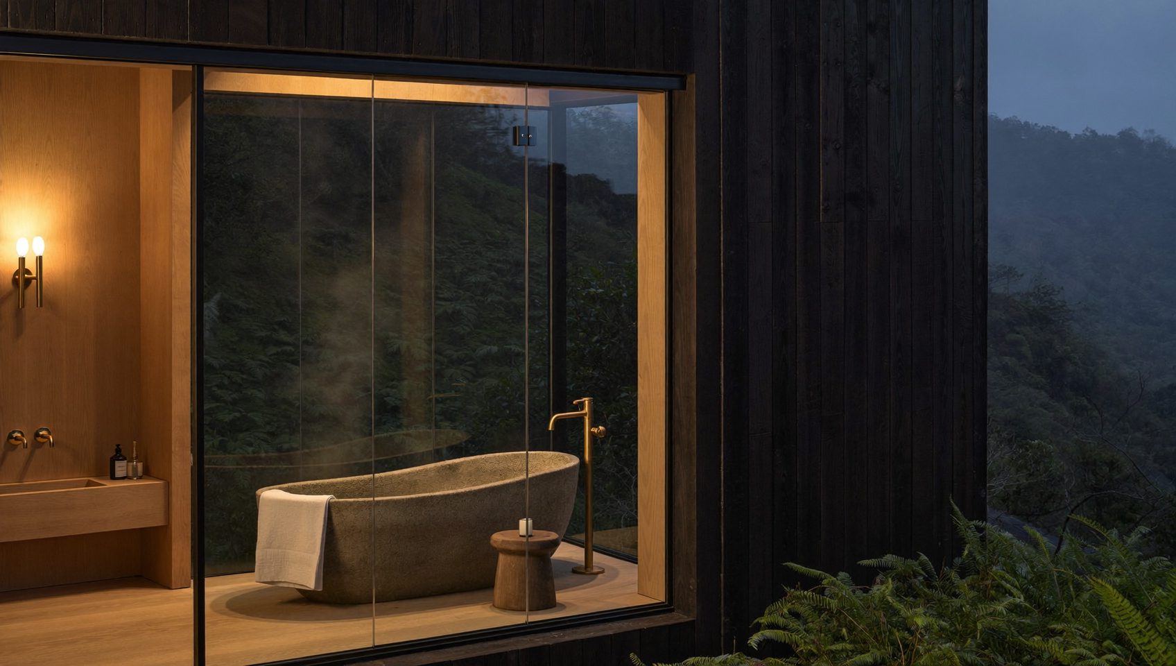 Baignoire de pierre derrière la vitre, vapeur et lumière de laiton